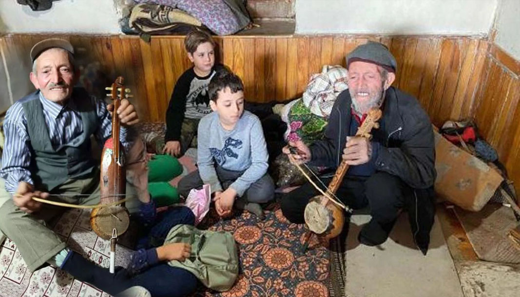 Serik’te ıklığ sazının son ustası Emin Kök hayatını kaybetti – Birlik Haber Ajansı ANTALYA-BHA Kabak kemanenin atası olarak bilinen ve Yörüklerin geleneksel çalgısı