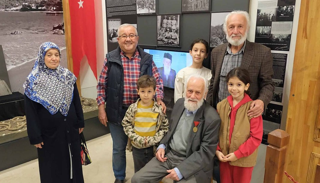 Kemer Kültür Evi’ne anlamlı ziyaret – Birlik Haber Ajansı ANTALYA-BHA Kemer Belediye Başkanı Necati Topaloğlu’nun girişimleriyle Kemer turizmine kazandırılan