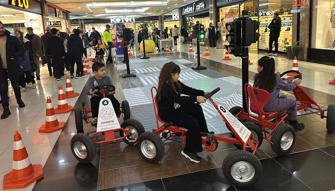 ISPARTA-BHA Isparta’da bulunan IYAŞ Alışveriş Merkezi’nde çocuklara yönelik “Denetim Sende”
