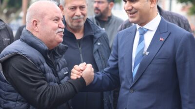 Barış Mahallesi’ndeki asfalt yama ve kaplama çalışmalarına katılan Akdeniz Belediyesi