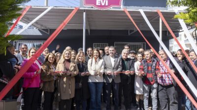 Mezitli Belediye Başkanı Ahmet Serkan Tuncer, Akdeniz Mahallesi’nde vatandaşların hizmetine