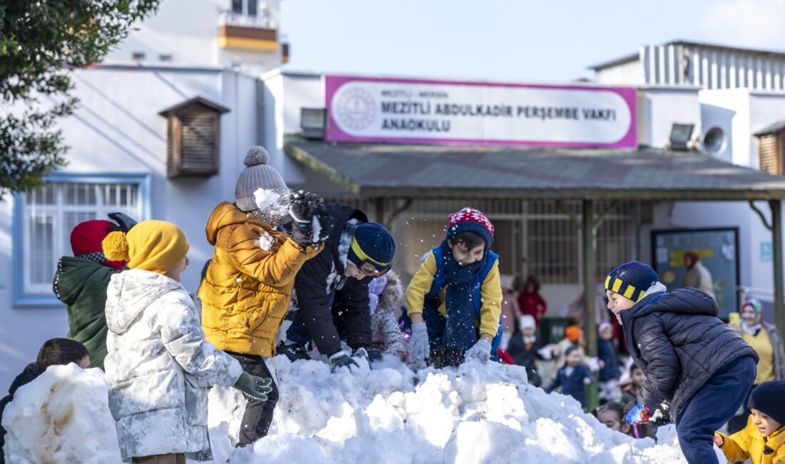 MEZİTLİ’DE ÇOCUKLAR  İÇİN  KAR SÜRPRİZİ Mezitli Belediyesi, kentin yüksek kesimlerinde