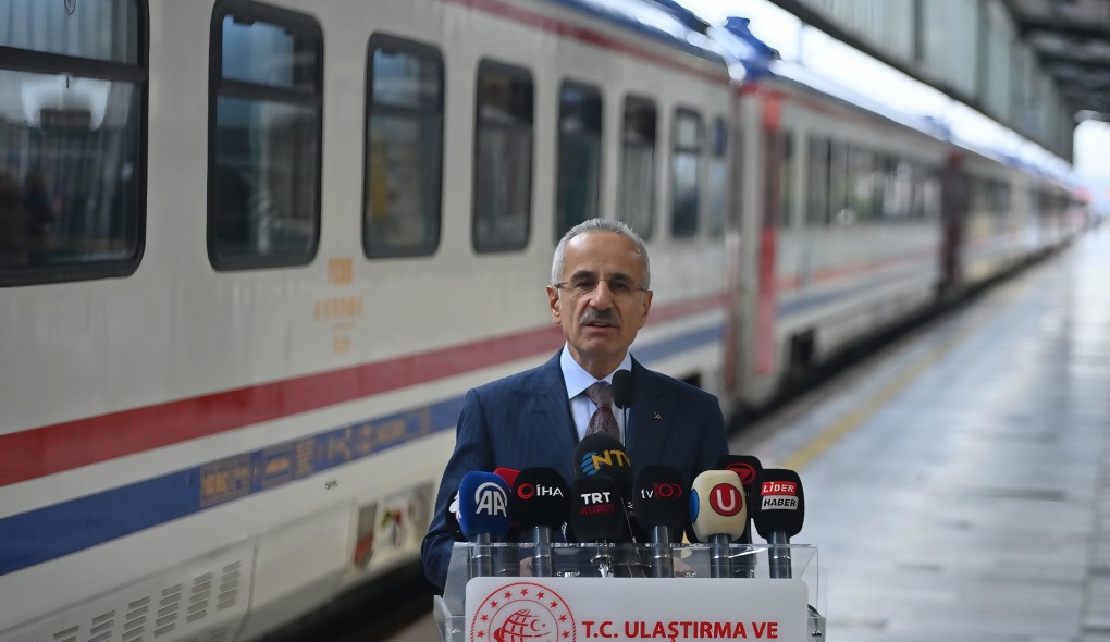 Ulaştırma ve Altyapı Bakanı Abdulkadir Uraloğlu, Tahran-Van yolcu treninin yeniden