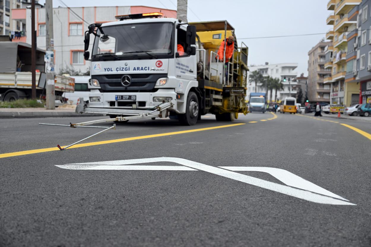 Mersin Büyükşehir Belediyesi ekipleri; kent genelindeki ulaşım altyapısını güçlendirmek ve