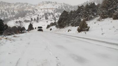 Mersin Büyükşehir Belediyesi ekipleri, kentin yüksek kesimlerinde etkili olan kar