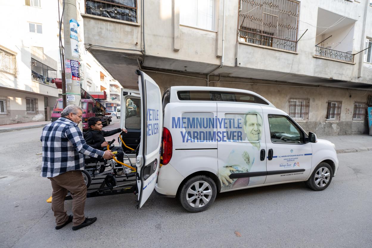 Mersin Büyükşehir Belediyesi, ‘Engelsiz Transfer Aracı’ hizmeti ile özel gereksinimli