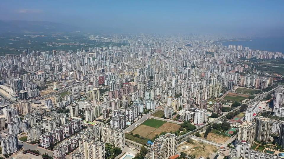 Mersin Büyükşehir Belediye Başkanı Vahap Seçer, hayata geçirdiği projelerle dar