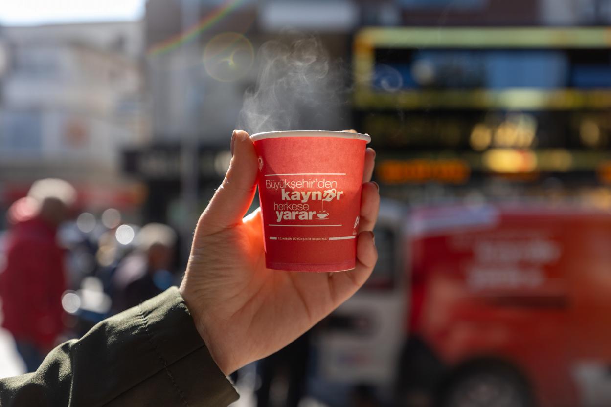 Mersin Büyükşehir Belediyesi’nin şifa kaynağı ‘kaynar’ ikramları, Mersinlilerin damağında hoş bir lezzet