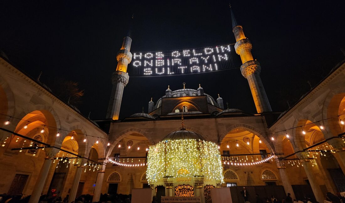 Ramazan Ayının İlk Teravihi Valide-i Cedid Camii’nde Coşkuyla Kılındı Ramazan ayının başlamasıyla birlikte Türkiye genelinde cami ve mescitlerde ilk