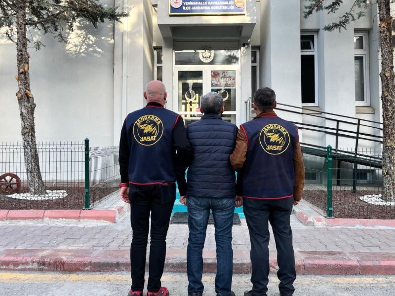 MİT Tırlarının Durdurulduğu Dönemde İl Emniyet Müdürü Olan A.Z.G. Yakalandı MİT tırlarının durdurulduğu dönemde İl Emniyet Müdürü olan A.Z.G. yakalandığını