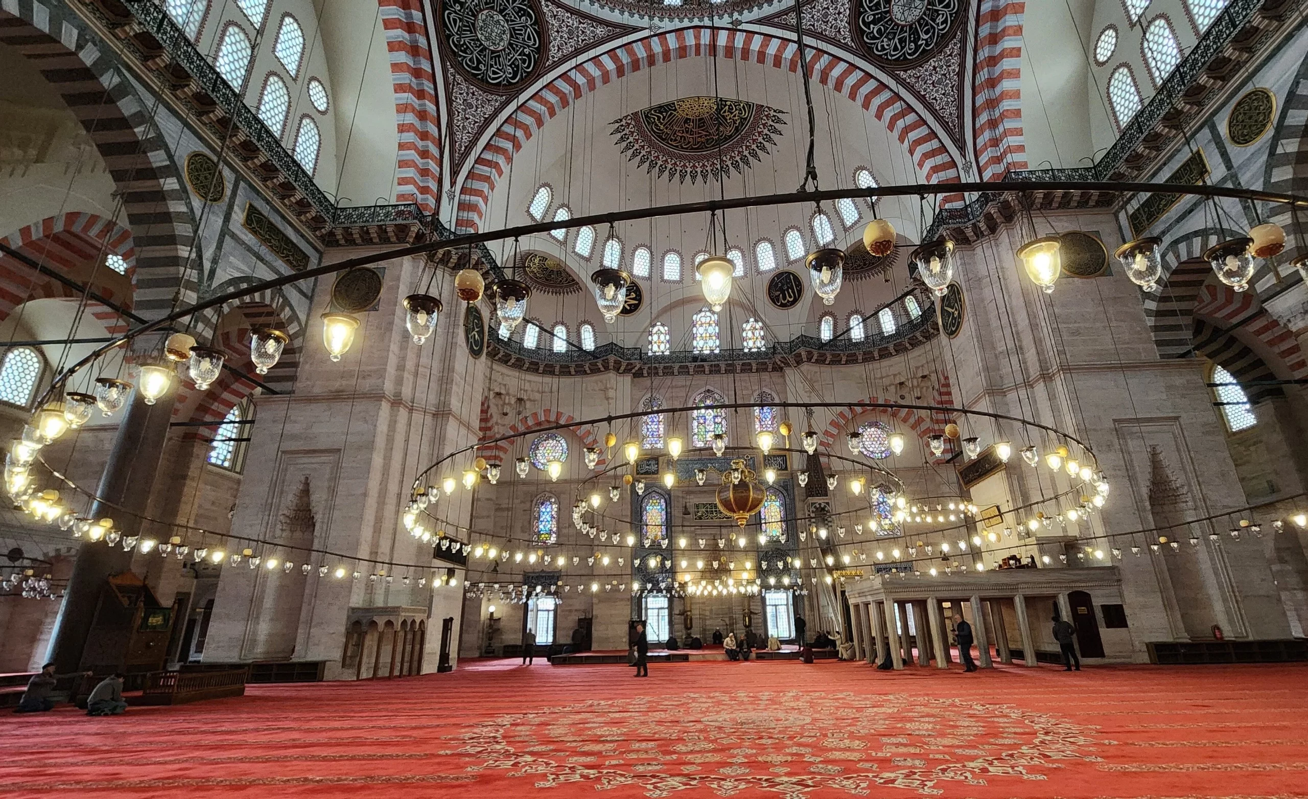 Bayram namazları, dünyanın farklı noktalarında belirlenen saatlerde eda edilecek.