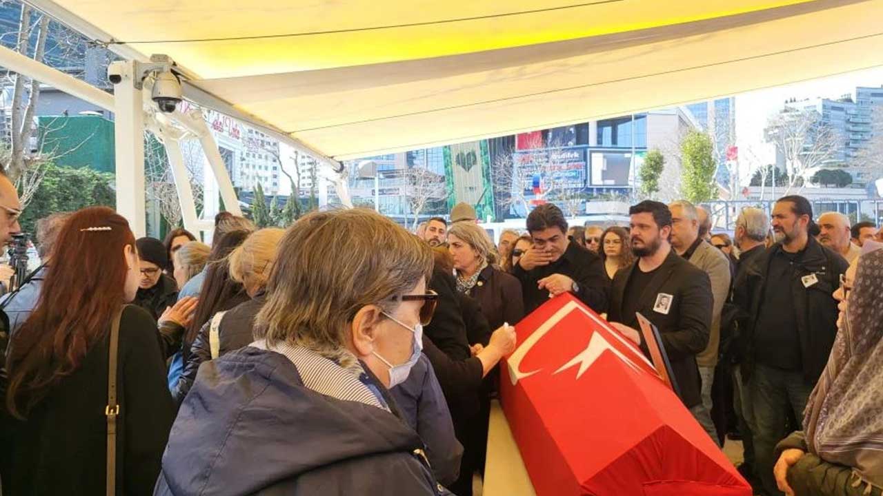 Sevilen oyuncu Şinasi Yurtsever, ani ölümüyle sanat dünyasını ve hayranlarını