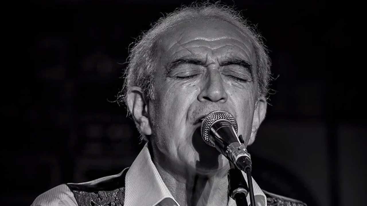 Türk müziğinin efsane isimlerinden Edip Akbayram, 75 yaşında yaşamını yitirdi.