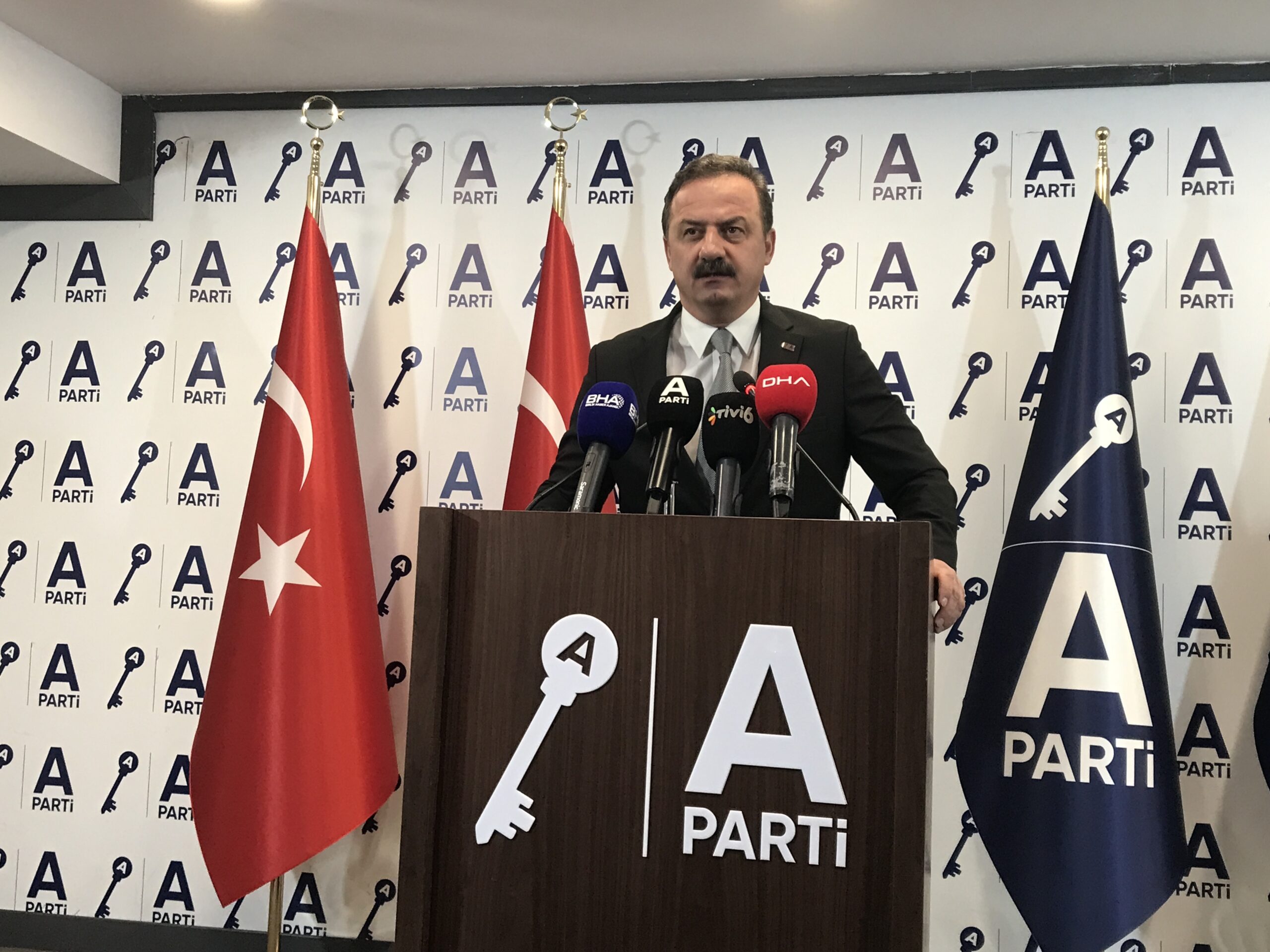 Anahtar Parti Genel Başkanı Yavuz Ağıralioğlu, partisinin genel merkezinde gündeme