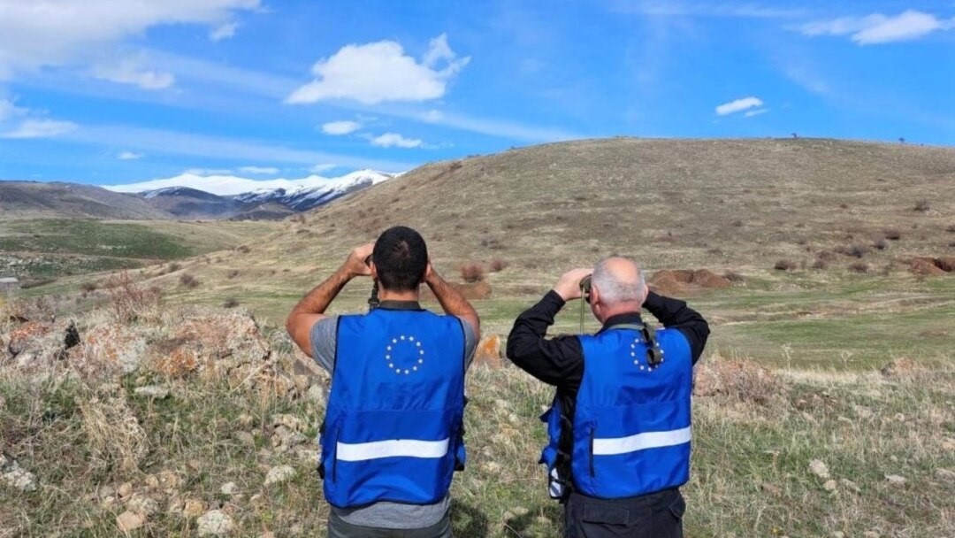 Avrupa Birliği (AB)’ni tehdit ederken, diğer taraftan da Çin’e karşı