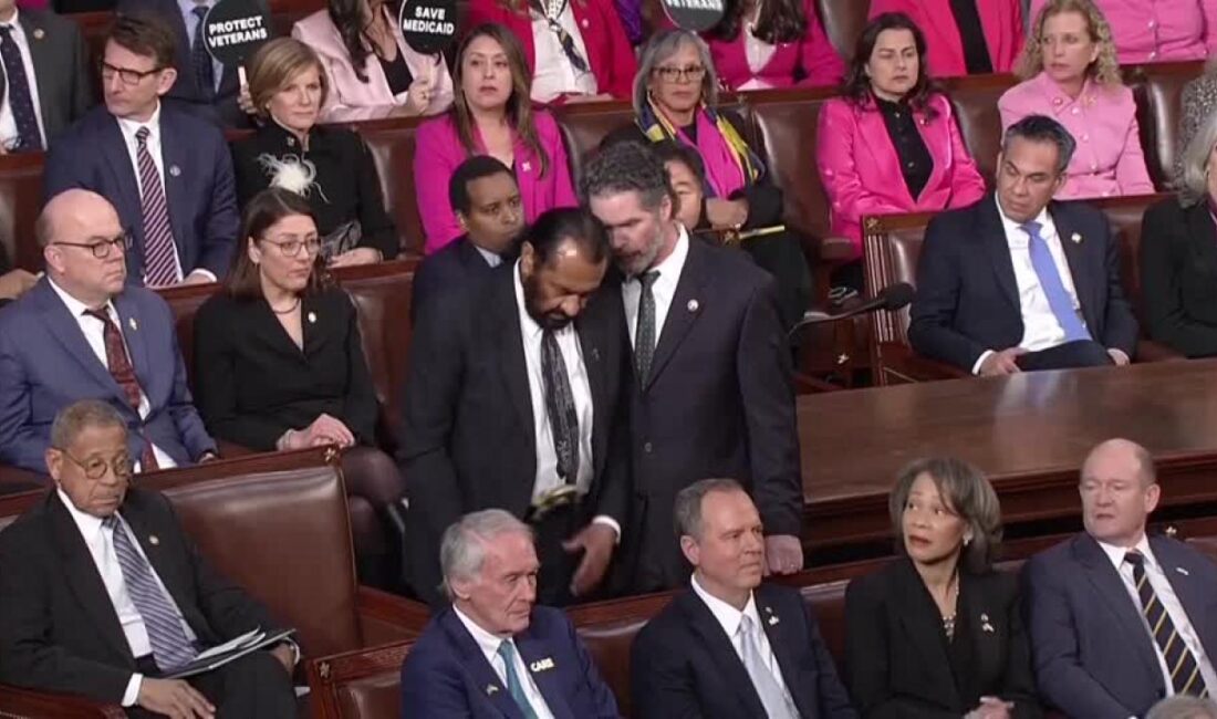 Trump’ın Kongre konuşmasını bölen Demokratlar salondan çıkarıldı! ABD Başkanı Trump'ın konuşmasının başında, Temsilciler Meclisi salonunda ilginç bir olay