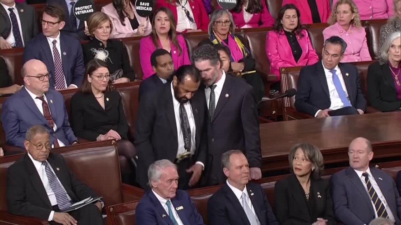 ABD Başkanı Trump'ın konuşmasının başında, Temsilciler Meclisi salonunda ilginç bir olay