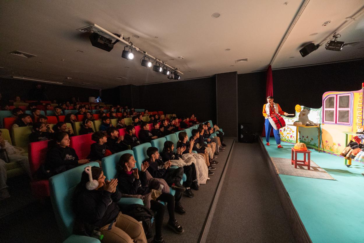 Mersin Büyükşehir Belediyesi, ‘Tiyatro İzlemeyen Çocuk Kalmasın’ diyerek yola çıktı