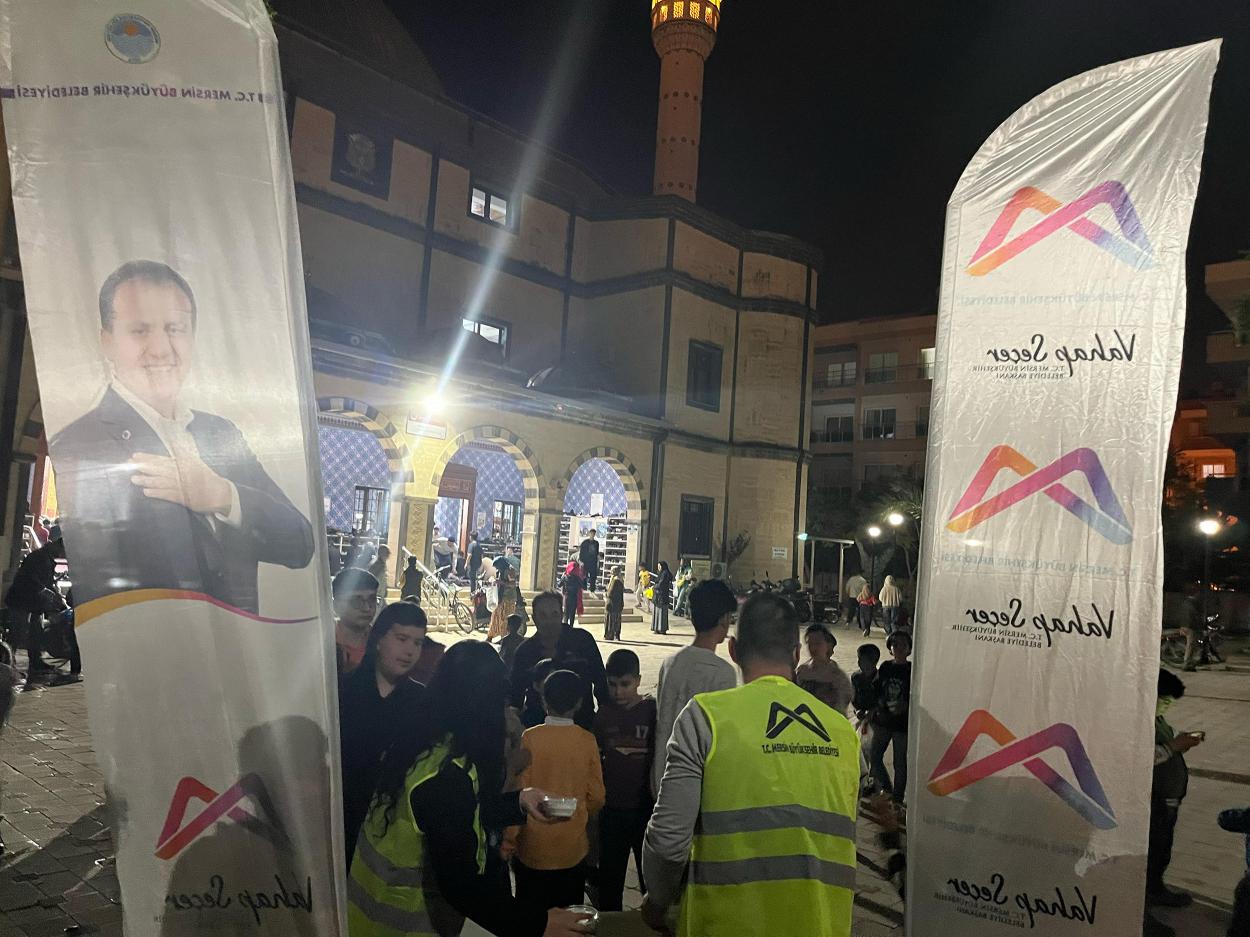 Mersin Büyükşehir Belediyesi, Kadir Gecesi’nde şehrin farklı noktalarında vatandaşlara lokma