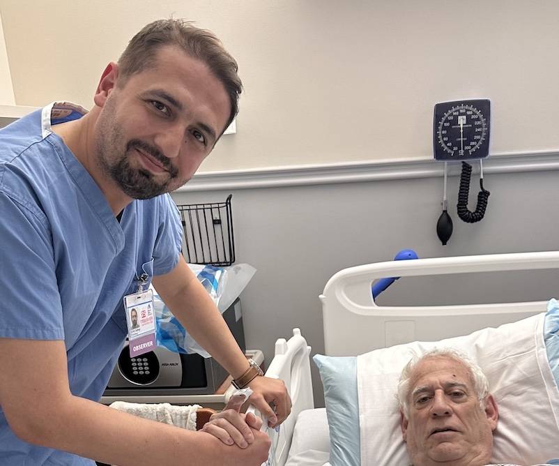 Türk Doktor New York’ta başarıyla gündem oldu. Türkiye’den her gençen