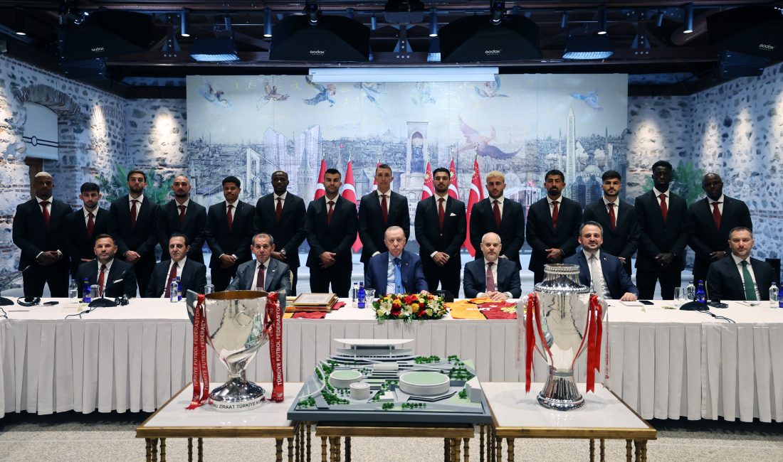 Cumhurbaşkanı Recep Tayyip Erdoğan, Galatasaray futbol takımı oyuncuları ve teknik