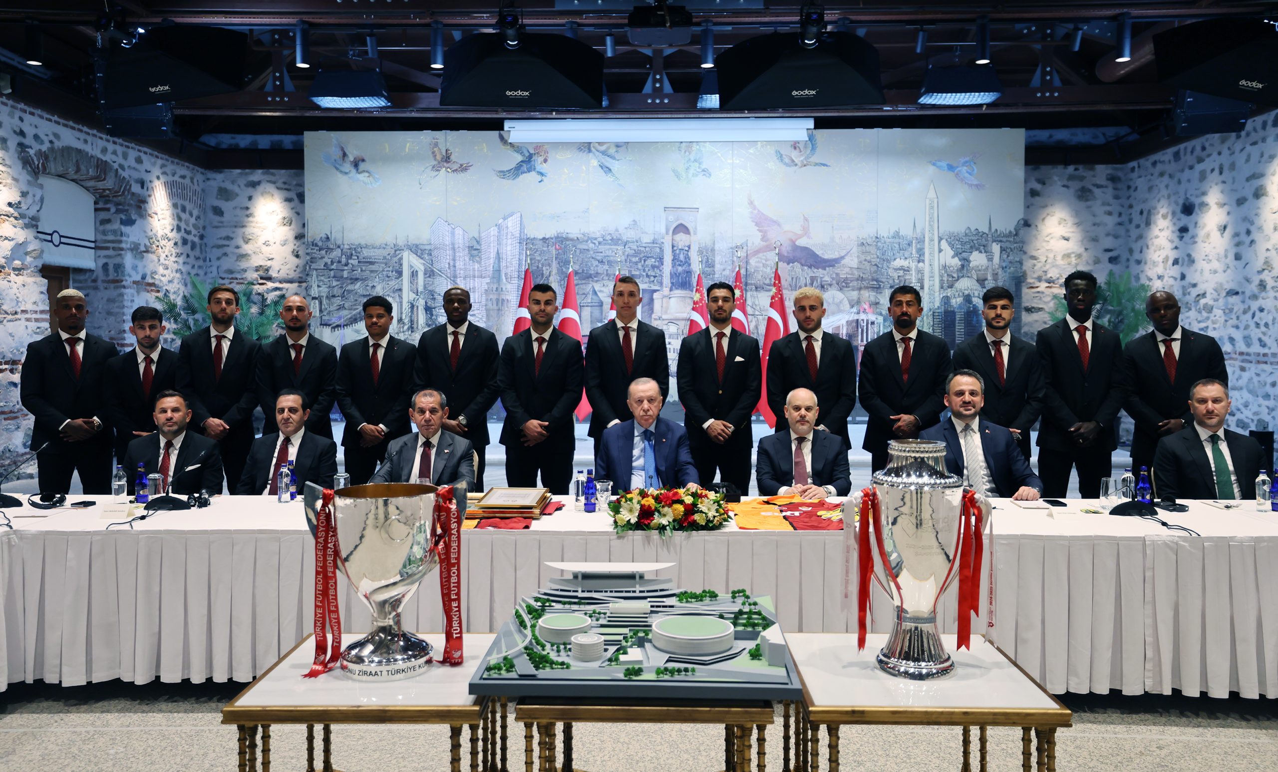Cumhurbaşkanı Recep Tayyip Erdoğan, Galatasaray futbol takımı oyuncuları ve teknik