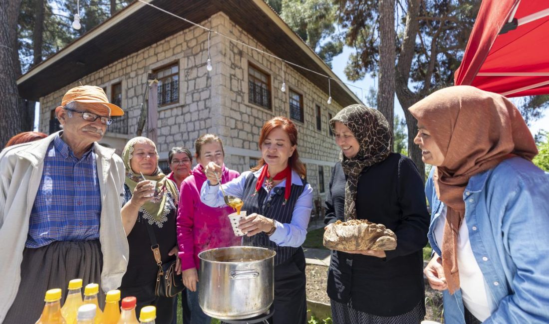 Mersinden Kadın Kooperatifi Başkanı Meral Seçer, üretici kadınlarla bir araya