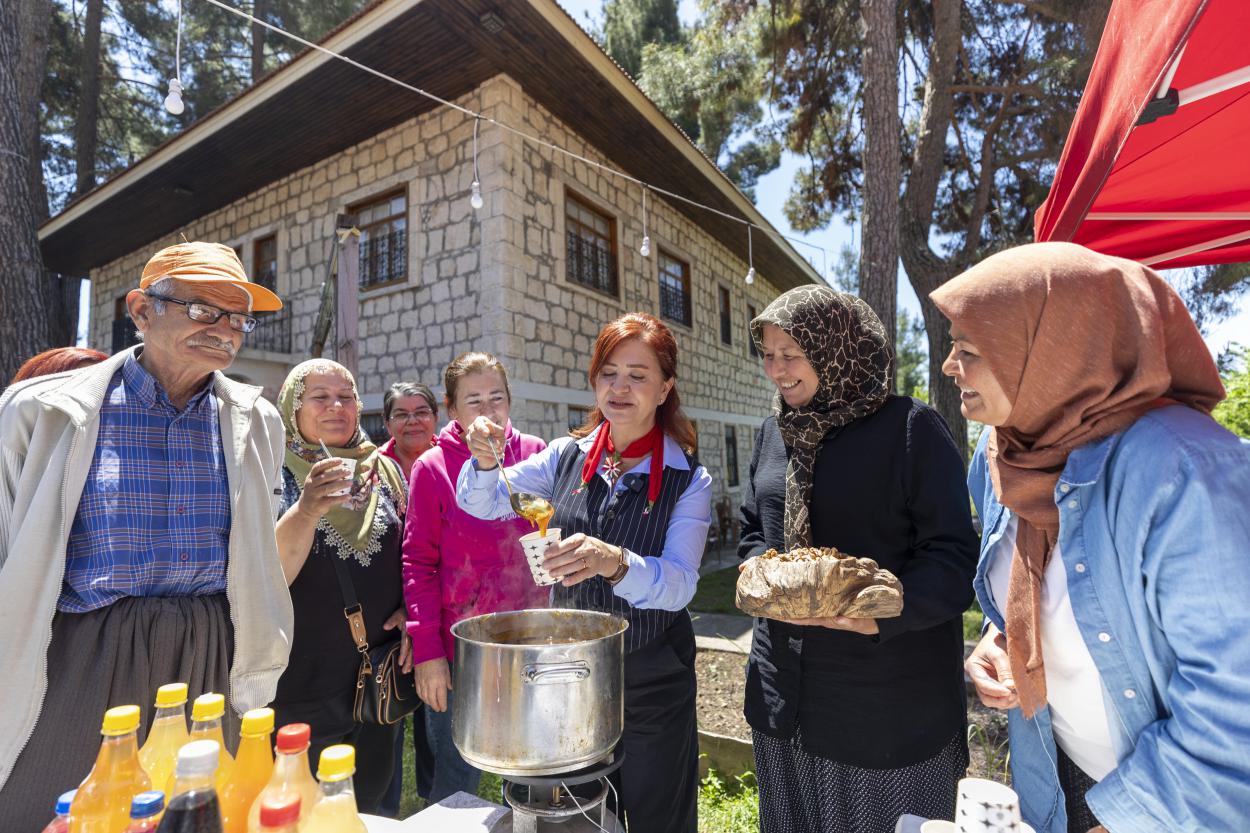 Mersinden Kadın Kooperatifi Başkanı Meral Seçer, üretici kadınlarla bir araya