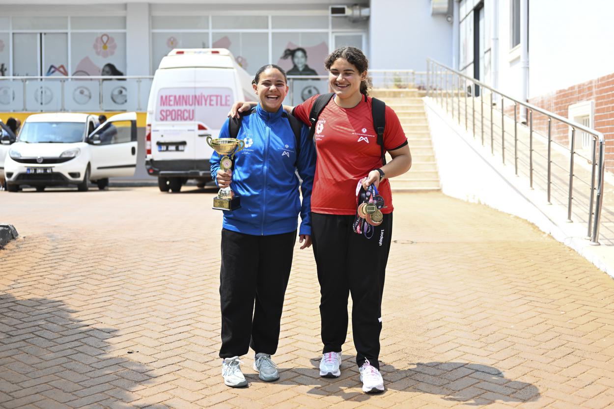 Tarsus’un Atalar Mahallesi’nde yaşayan 2 kız kardeşin hikayesi; bugün yalnızca