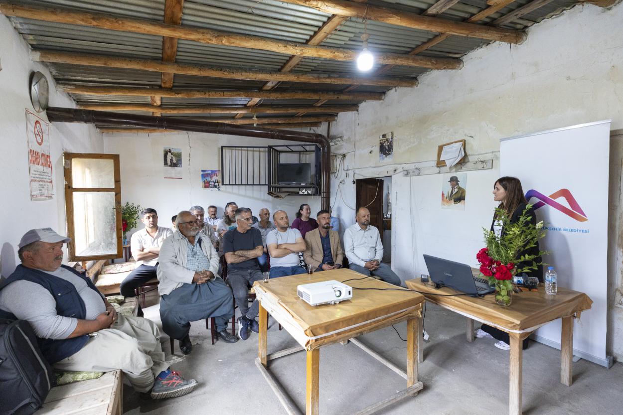 Üretimin her alanında çiftçilerin yanında olmayı sürdüren Mersin Büyükşehir Belediyesi,