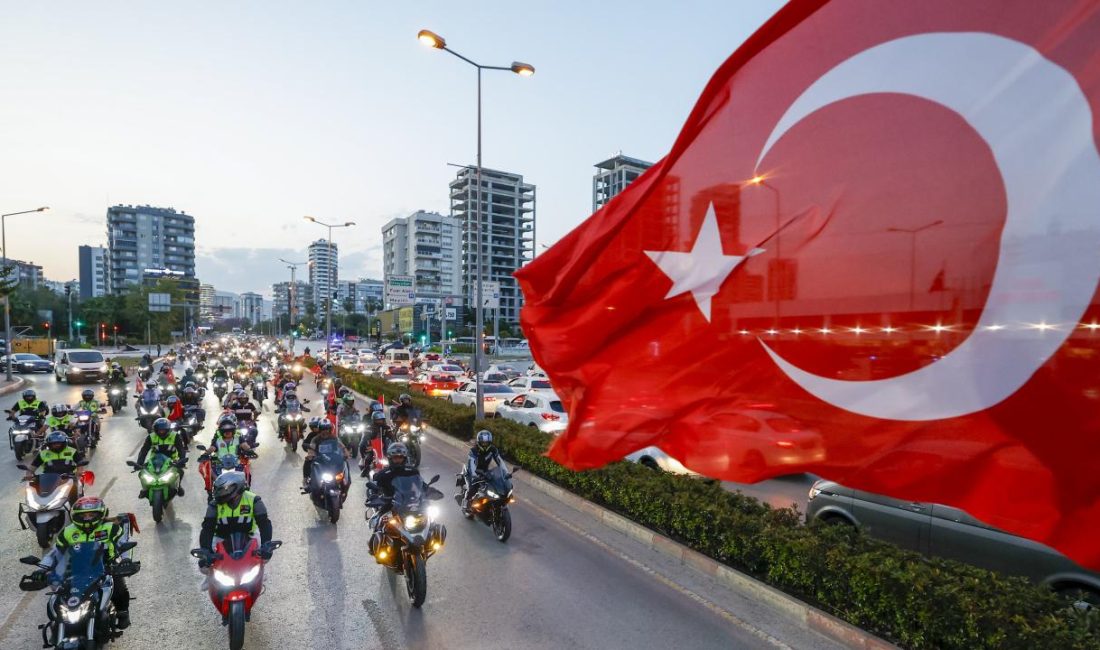 Mersin Yenişehir Belediyesi, ulusal bayramlarda gelenek haline getirdiği araçlı şehir