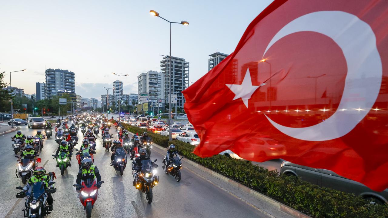 Mersin Yenişehir Belediyesi, ulusal bayramlarda gelenek haline getirdiği araçlı şehir