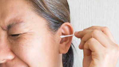 Kulak iltihabı hakkında bilgi veren uzmanlar, rahatsızlığın su teması ile