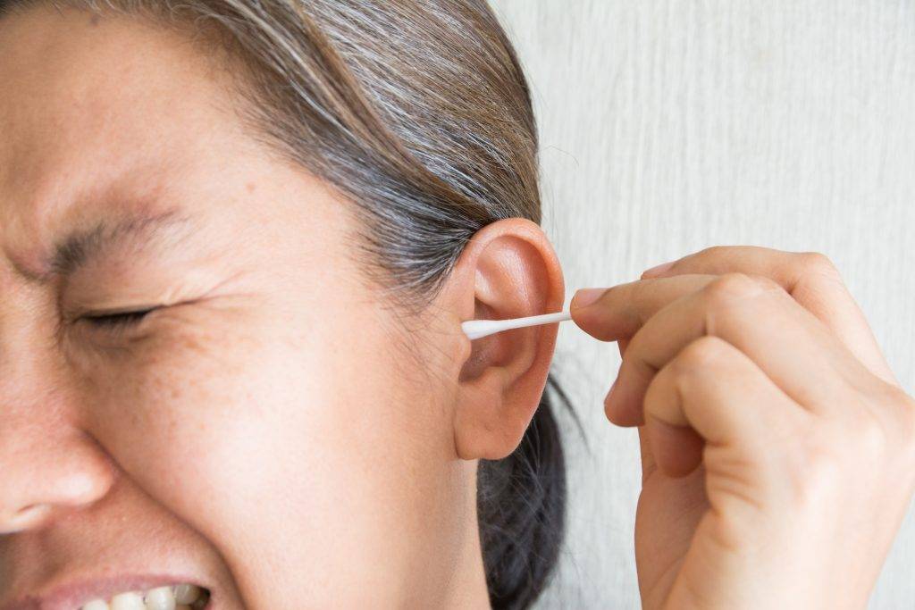 Kulak iltihabı hakkında bilgi veren uzmanlar, rahatsızlığın su teması ile