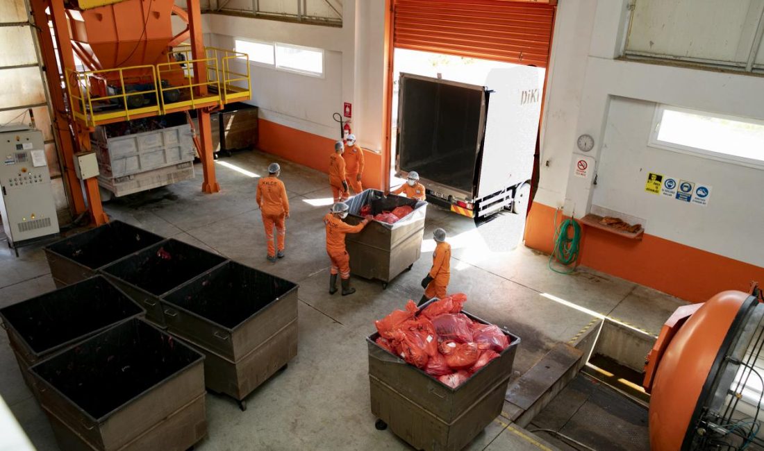 Mersin’de Tıbbi Atıklar Güvenle Toplanıyor ve Bertaraf Ediliyor Mersin Büyükşehir Belediyesi, kent genelinde tıbbi atıkların bertarafını titizlikle yürütüyor.