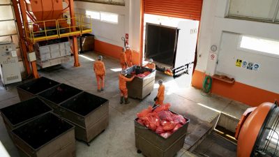 Mersin Büyükşehir Belediyesi, kent genelinde tıbbi atıkların bertarafını titizlikle yürütüyor.