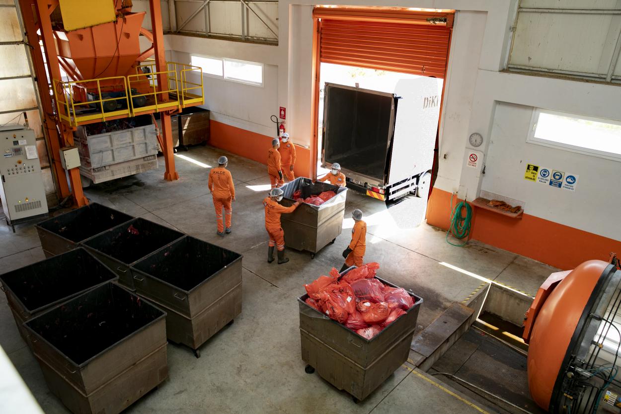 Mersin Büyükşehir Belediyesi, kent genelinde tıbbi atıkların bertarafını titizlikle yürütüyor.