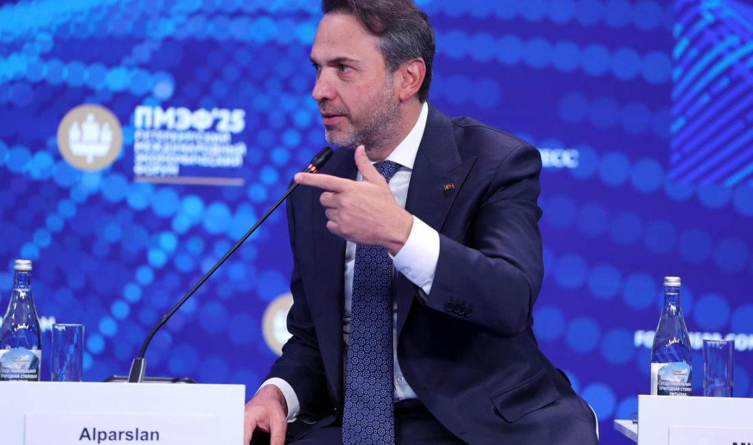 Son 20 Yılda Türkiye’nin Yenilenebilir Enerji Kurulu Gücü 4.5 Kat Arttı Aradan geçen bir yıllık sürede Türkiye, yenilenebilir enerjideki gücünü artırmaya