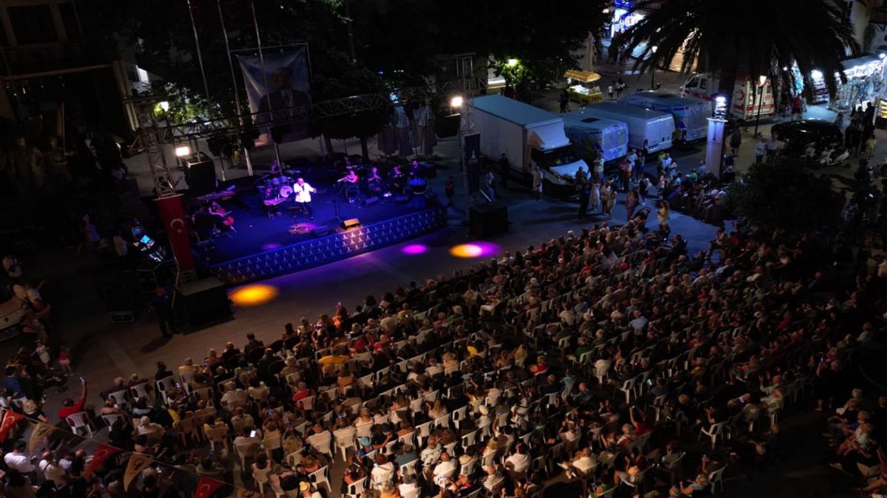 İzmir Büyükşehir Belediyesi Çoksesli Kadınlar Korosu’nun da eşlik ettiği konsere