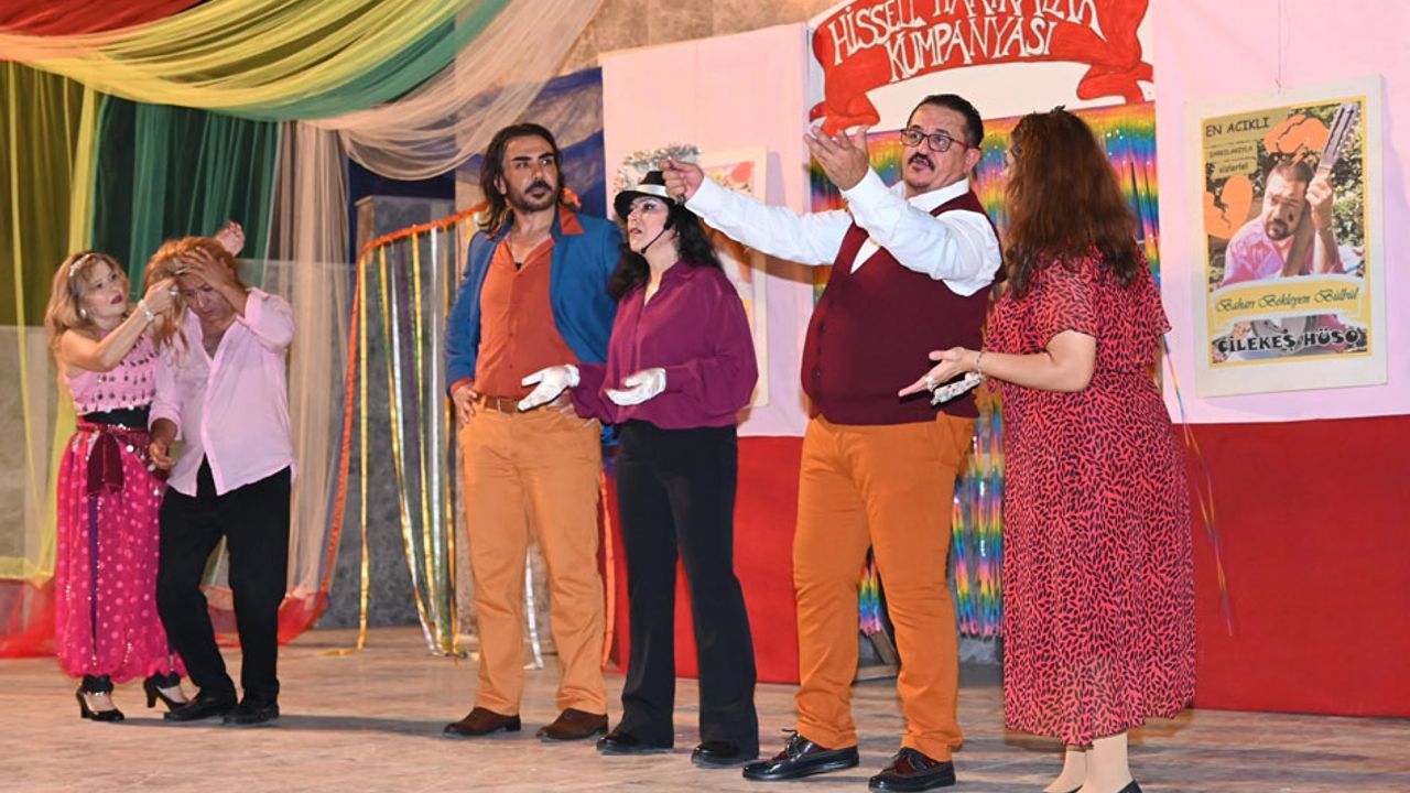 Tiyatro severlerin yoğun ilgi gösterdiği gecede, unutulmaz eser sahne performansı