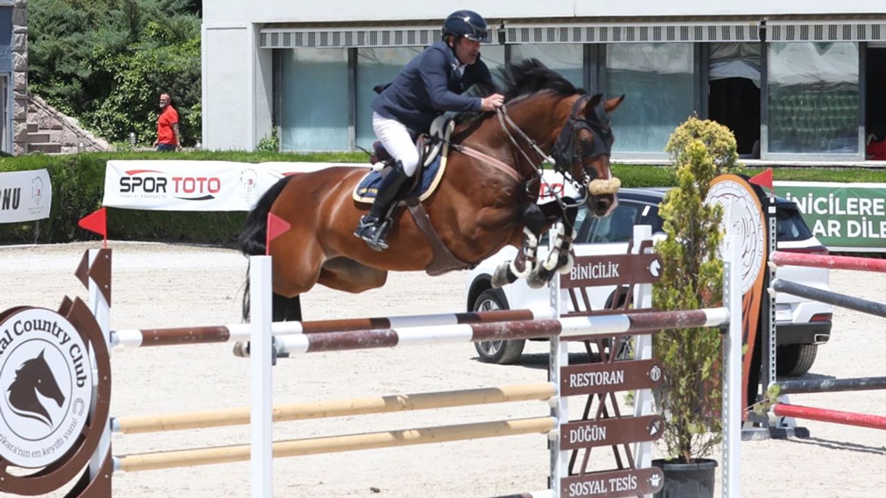 Ankara'da düzenlenen engel atlama yarışmalarından TBMM Kupası'nda, dereceye girenler belli