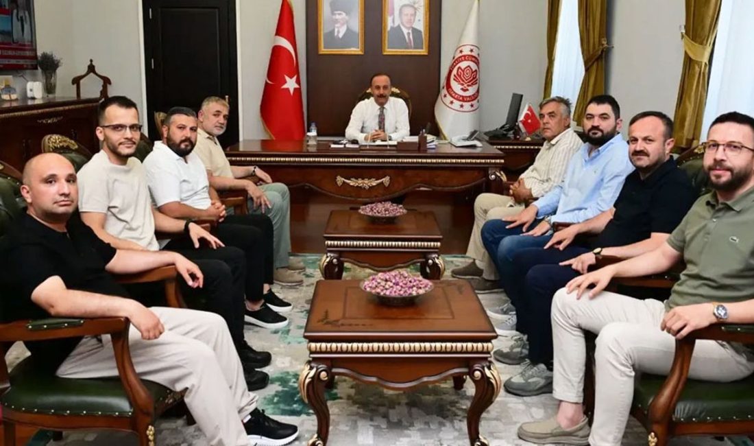 Isparta 32 Spor Kulüp Başkanı Gültekin Özdemir ve yönetim kurulu