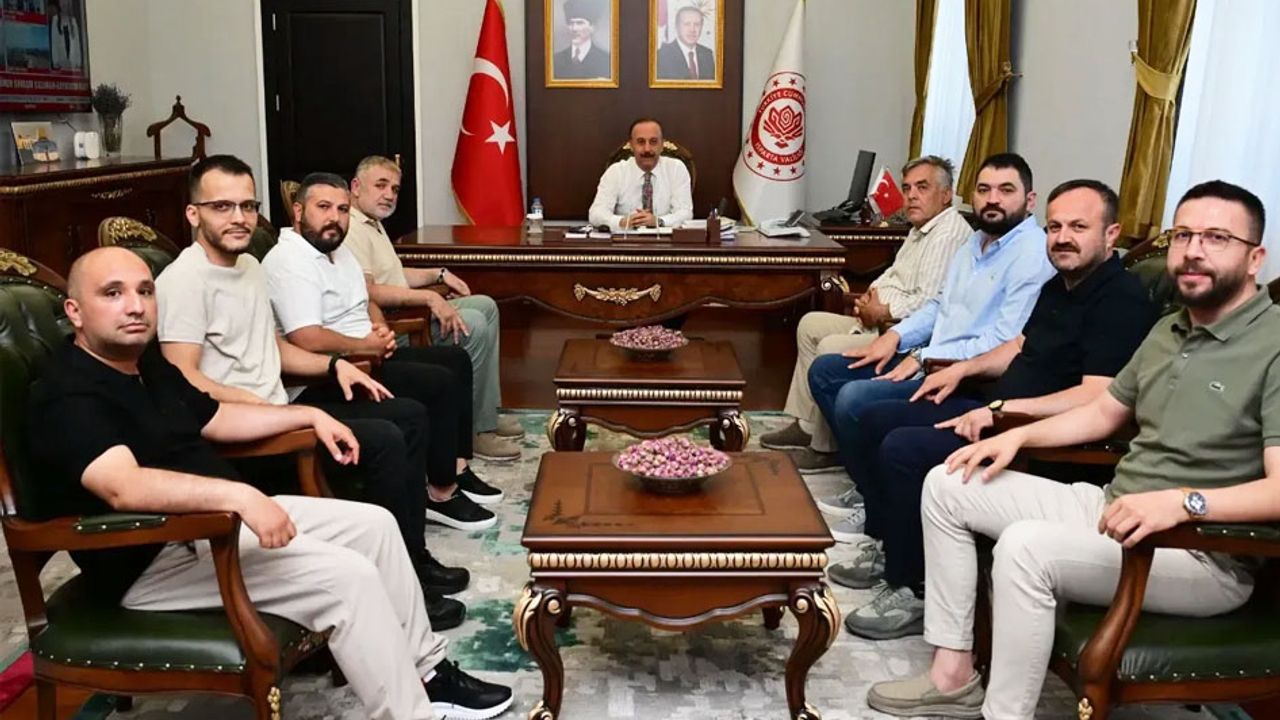 Isparta 32 Spor Kulüp Başkanı Gültekin Özdemir ve yönetim kurulu