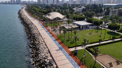 Mersin Büyükşehir Belediyesi sorumluluğundaki ‘Kültür Park’, Akdeniz’in maviliği ile palmiyelerin