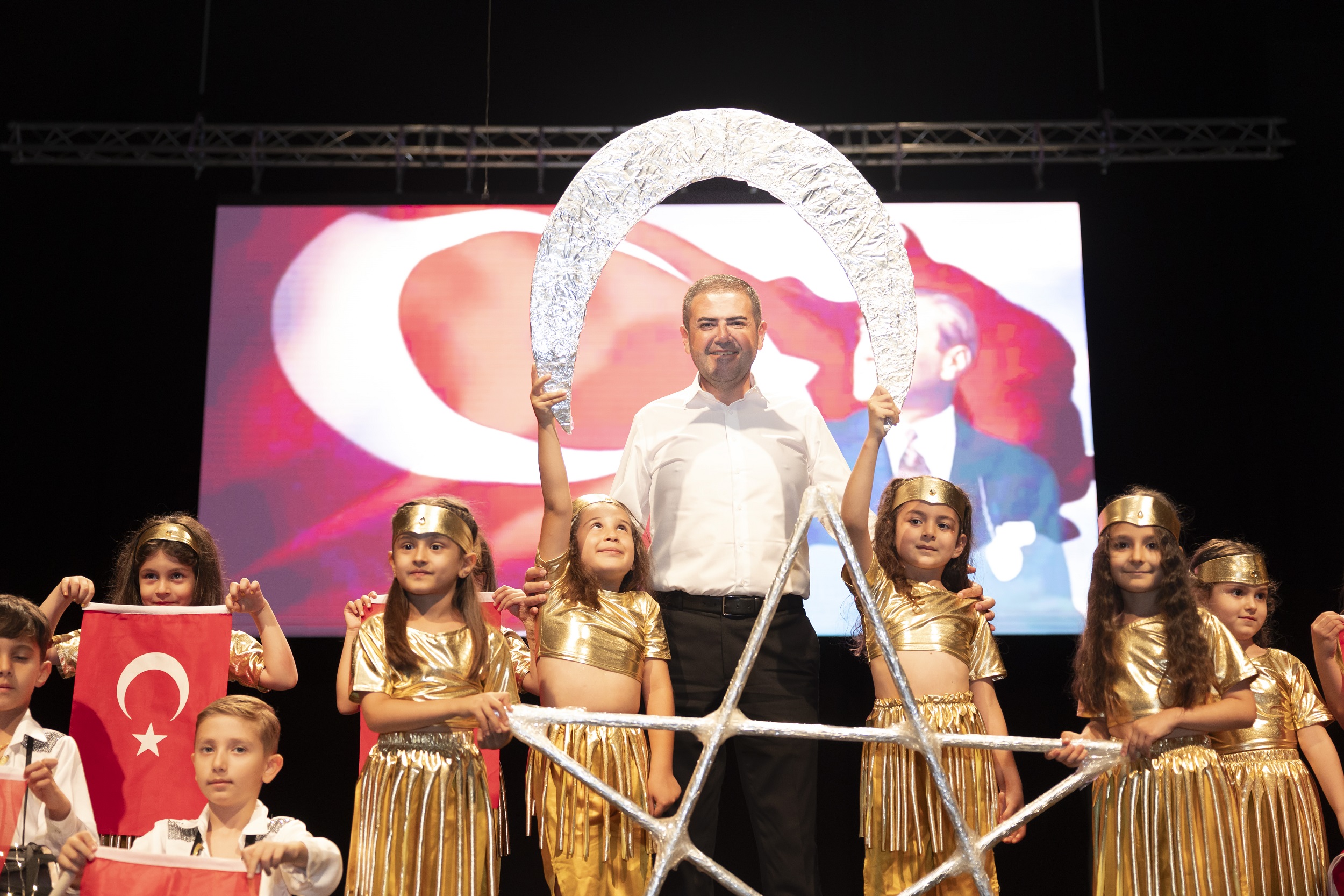 Mezitli Belediyesi’ne bağlı çocuk gündüz bakım evlerinde eğitim gören minikler,