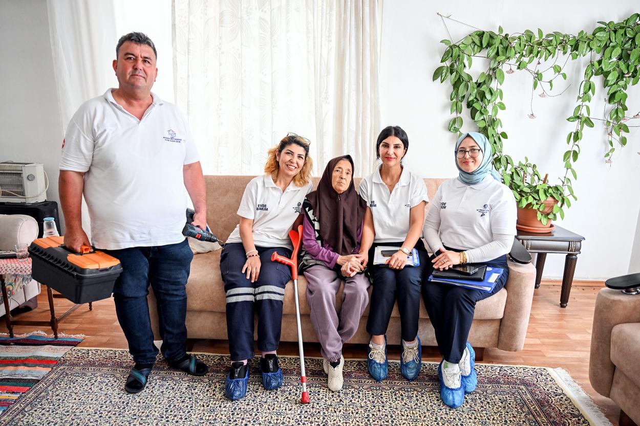 Mersin Büyükşehir Belediyesi’nin Sağlık İşleri Dairesi Başkanlığı koordinesinde yürüttüğü ‘Evde