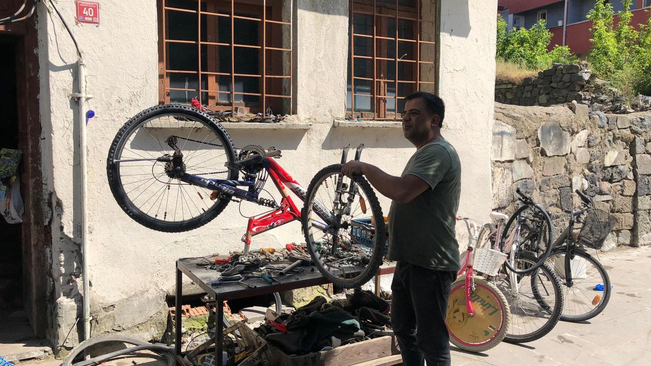 Şehrin tanınmış bisiklet tamircilerinden İlyas Ayırkan, işlerin hareketlenmeye başladığını belirterek,