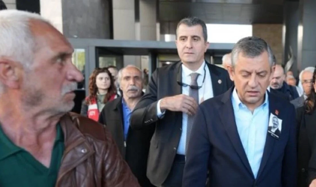 CHP Genel Başkanı Özgür Özel'e, Sırrı Süreyya Önder'in Atatürk Kültür