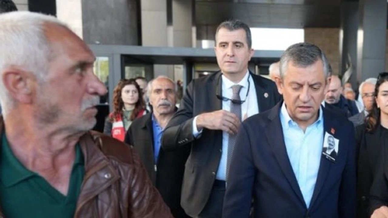 CHP Genel Başkanı Özgür Özel'e, Sırrı Süreyya Önder'in Atatürk Kültür
