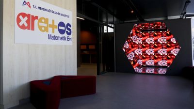 Mersin Büyükşehir Belediyesi’nin Tarsus’ta hayata geçirdiği ‘Aratos Matematik Evi’, açıldığı